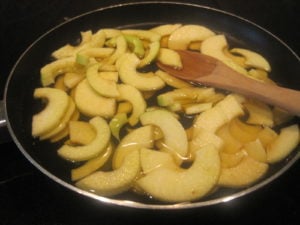 Combine apples and 2 cups apple juice in medium skillet.