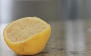 How to clean stainless steel using lemons