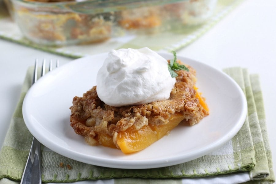 easy peach cobbler with whipped cream topping