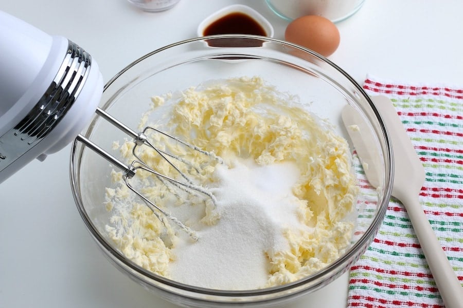 Adding sugar to wet ingredients for vanilla cookies
