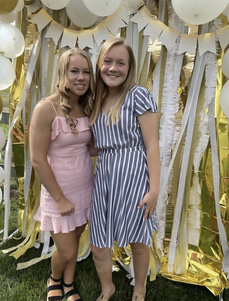 pictures in front of balloon arch 