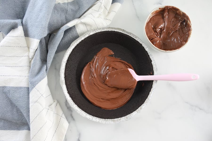 Nutella Pie Filling the crust with Nutella Filling 