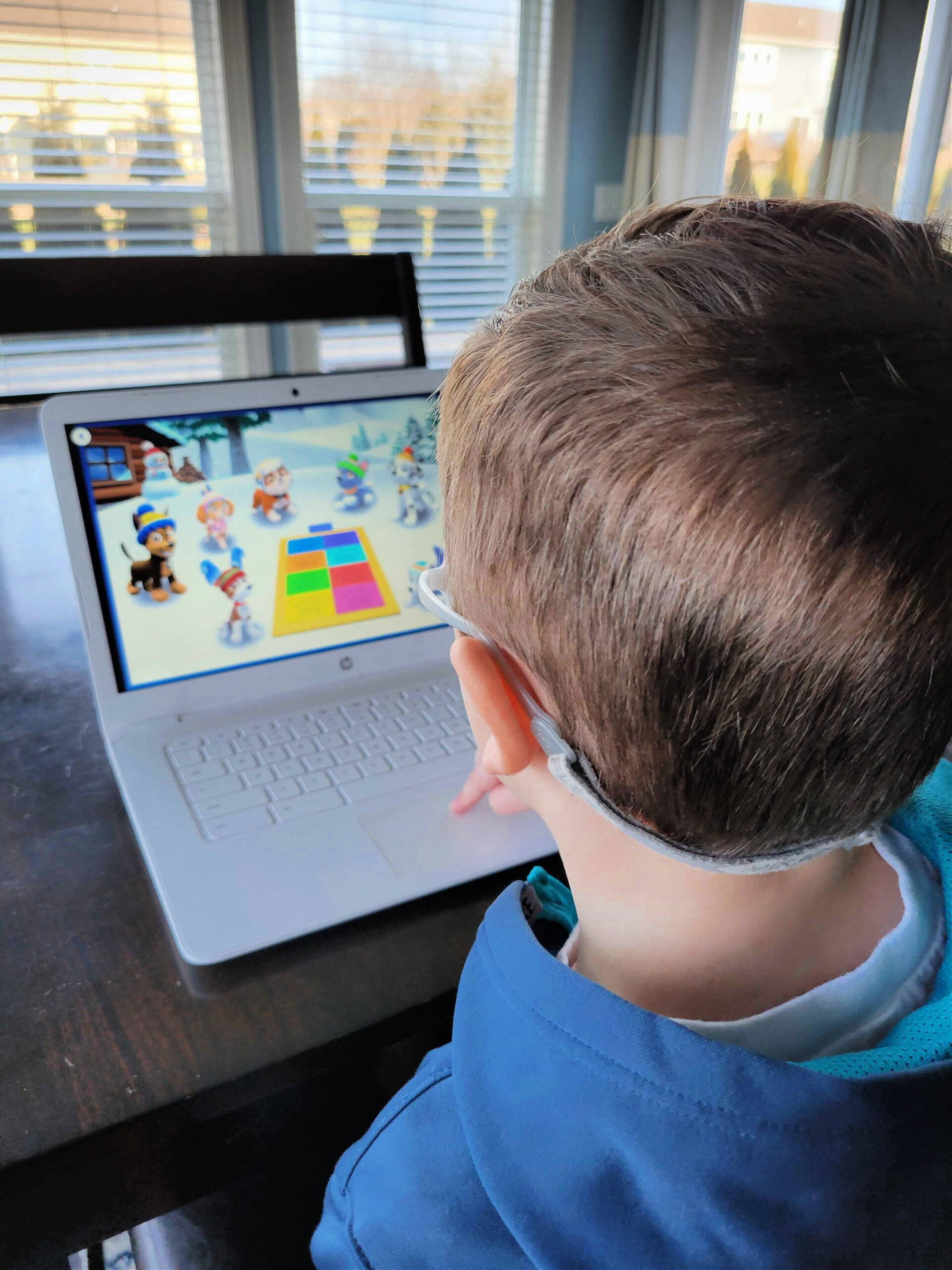 boy using Noggin