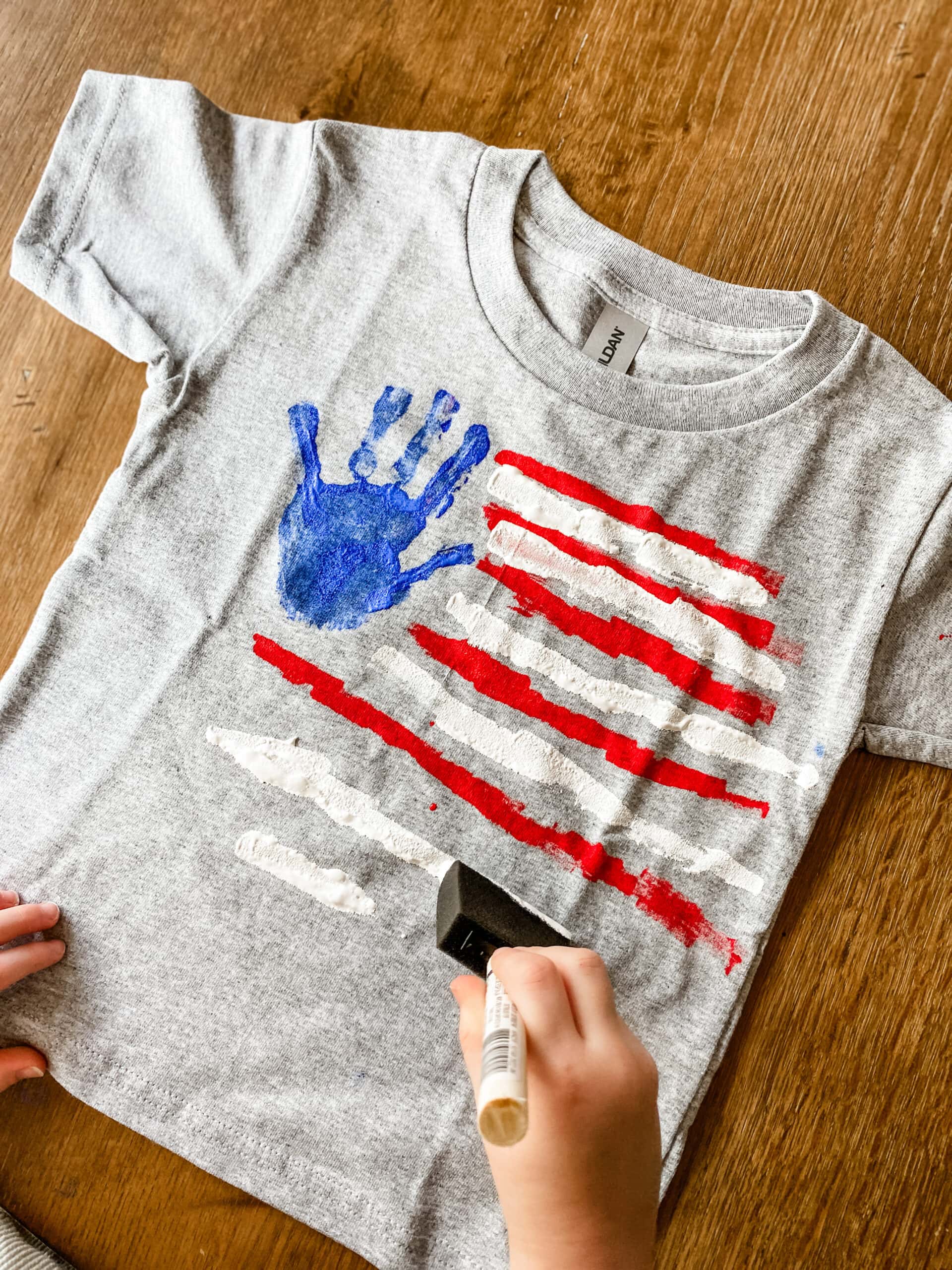 4th of July craft for toddlers - create flag tshirt using handprint 