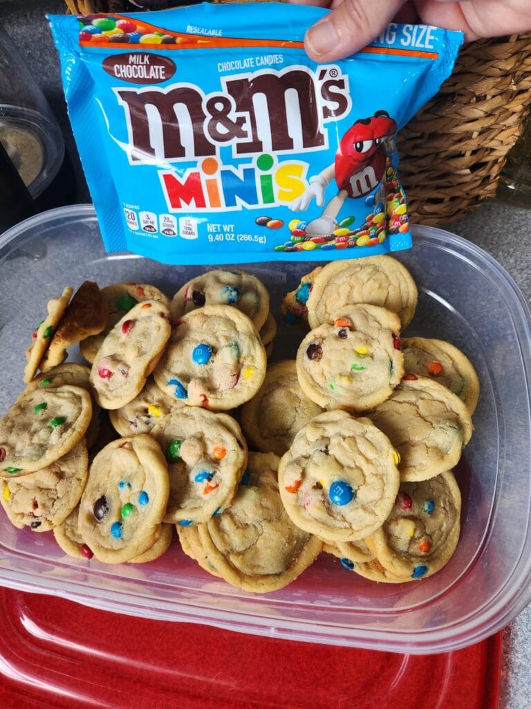 chocolate chip cookies using m&m mini's candies 