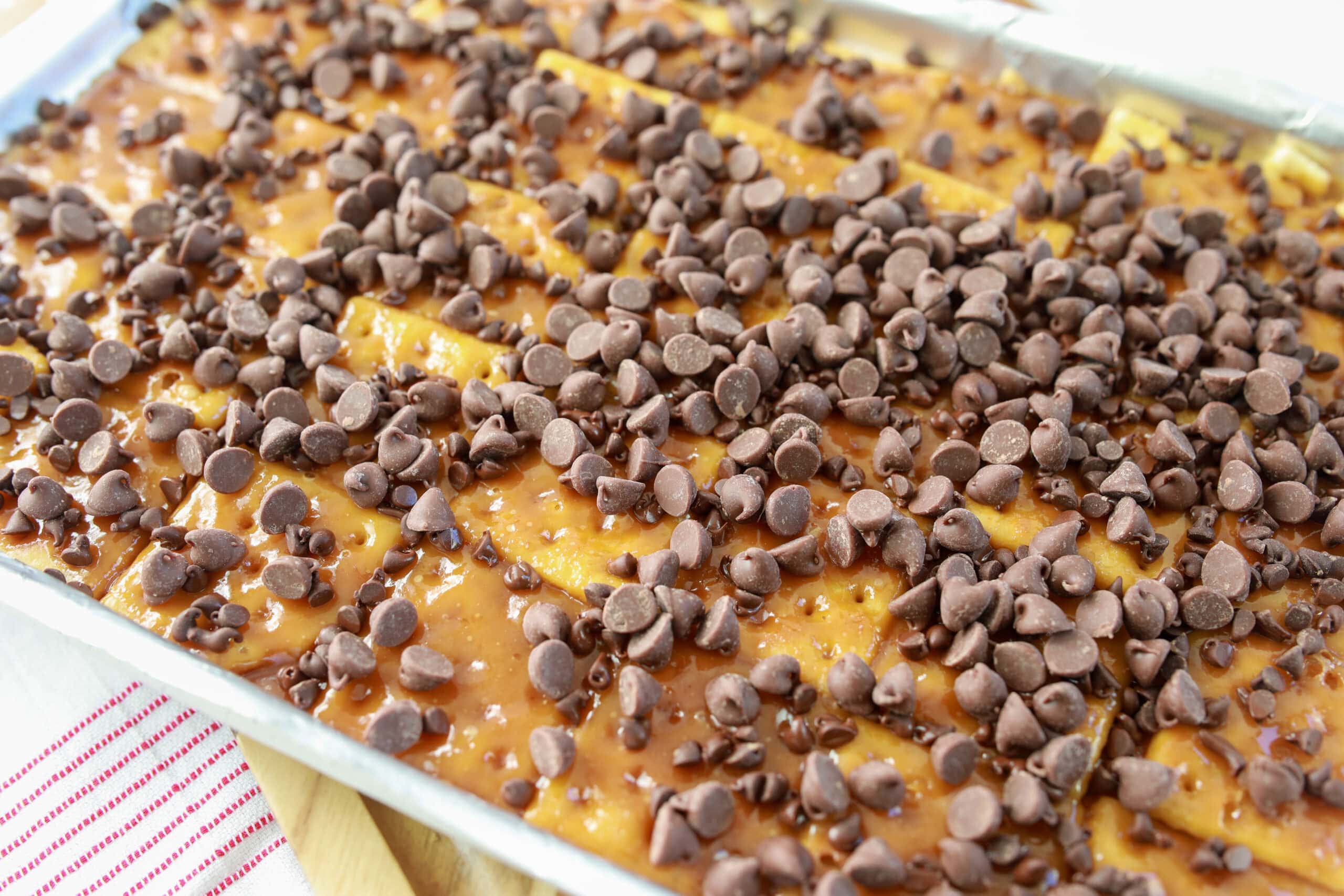 how to make saltine toffee candy with chocolate chips