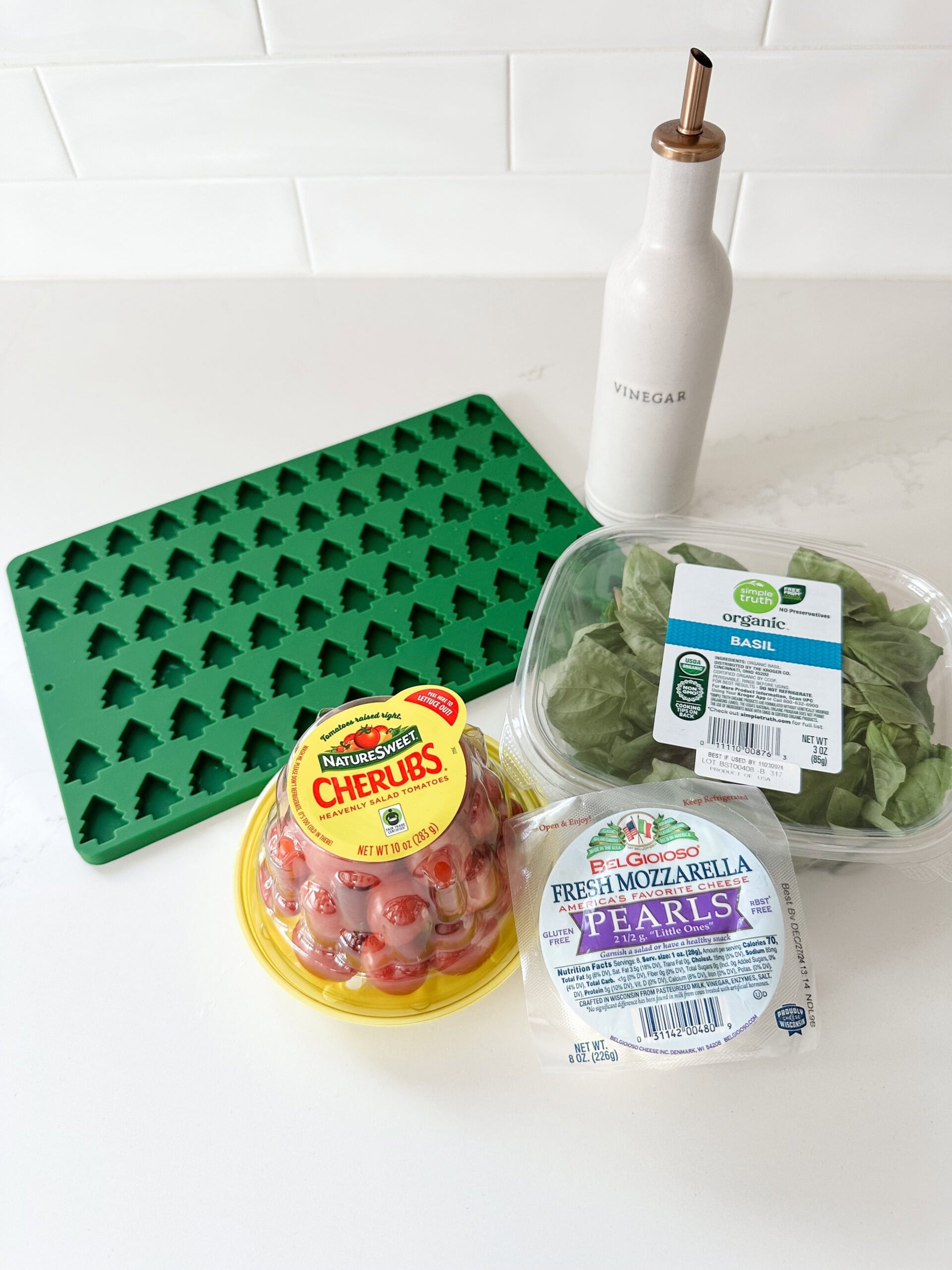 Ingredients for Christmas Caprese Salad 