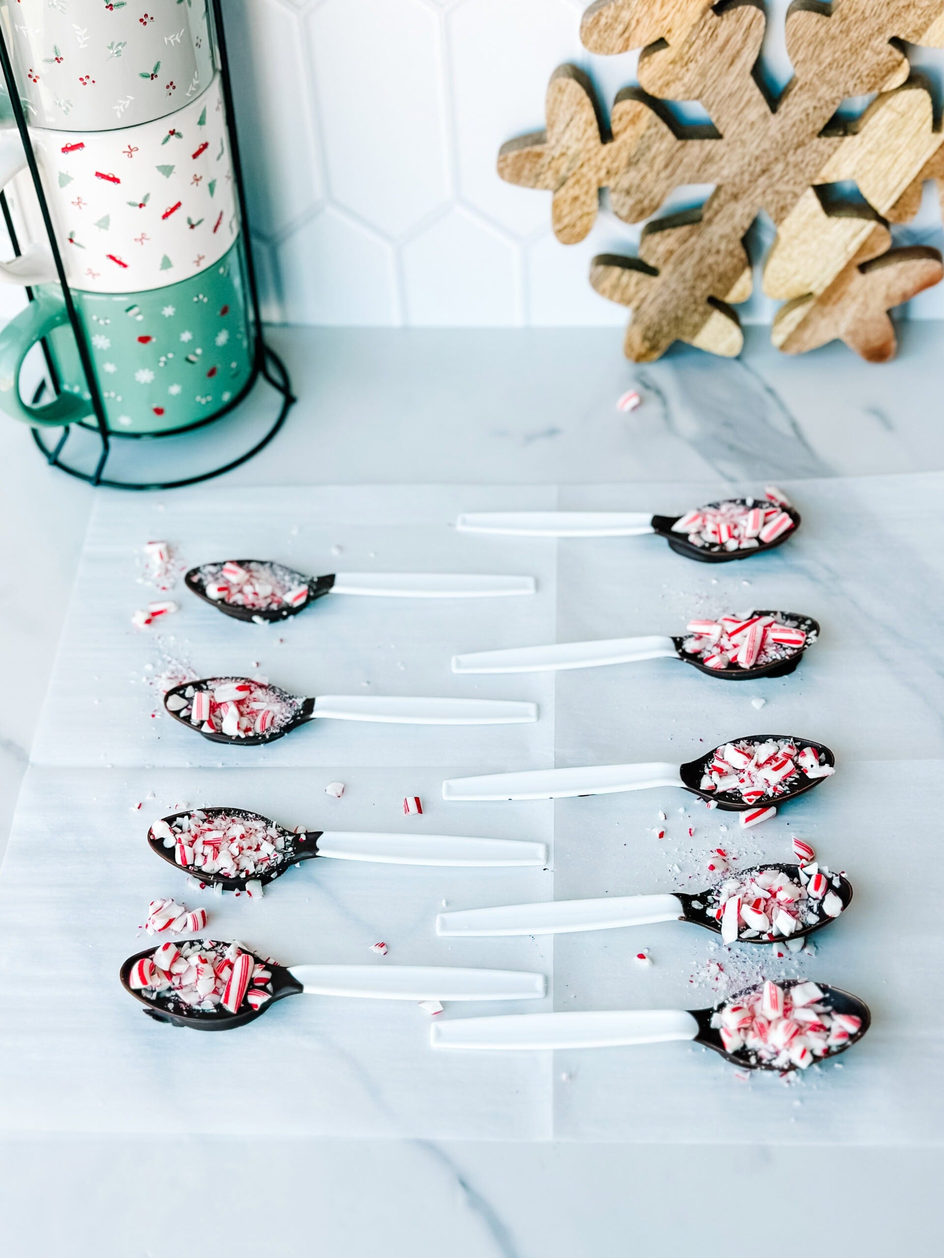 DIY peppermint hot chocolate spoons at home 