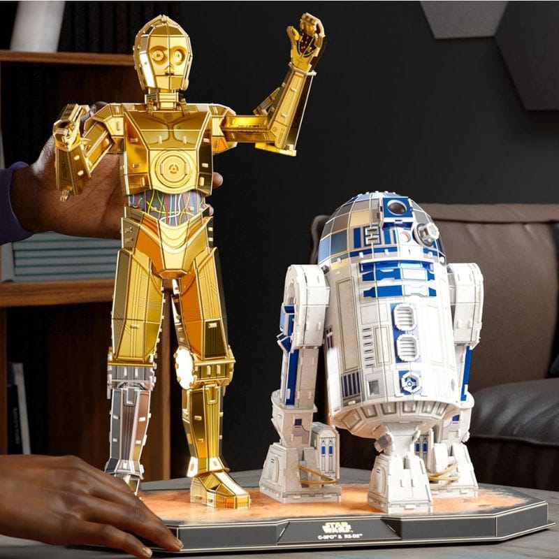  C-3PO & R2-D2 3D ModelS ON TABLE