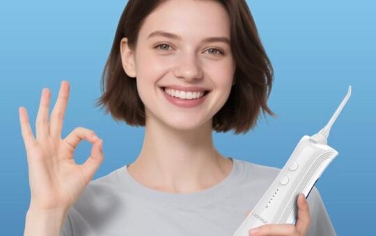 leominor dental flosser in hand