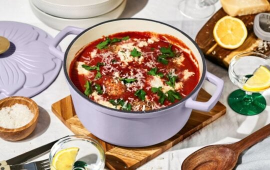 Beautiful 4 Quart Enameled Cast Iron Round Dutch Oven