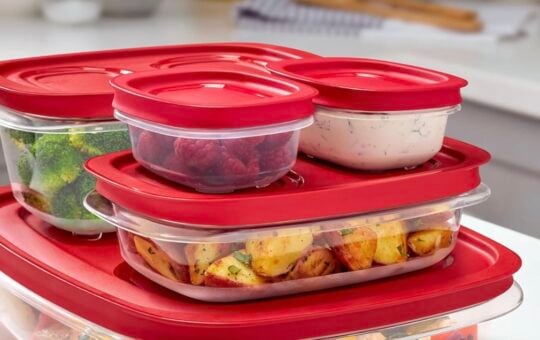 rubbermaid easy store containers with red lids