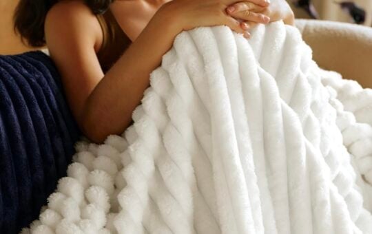 bedsure gentlesoft white throw