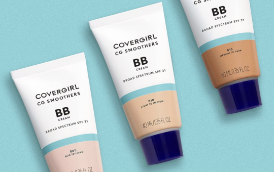 COVERGIRL Smoothers Lightweight BB Cream, 1 Tube (1.35 Ounce), Light to Medium 810 Skin Tones, Hydrating BB Cream with SPF 21 Sun Protection (Packaging May...