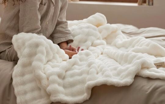 Bedsure 3D Fleece Bubble Blanket