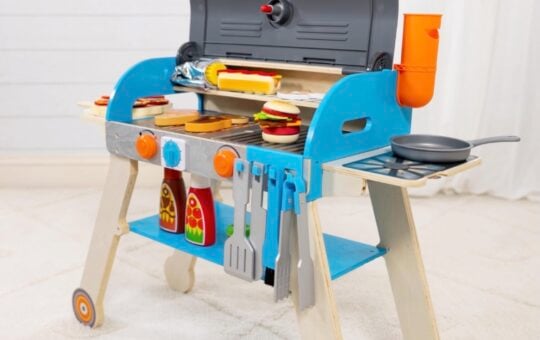 Melissa & Doug Deluxe Wooden Barbecue Grill