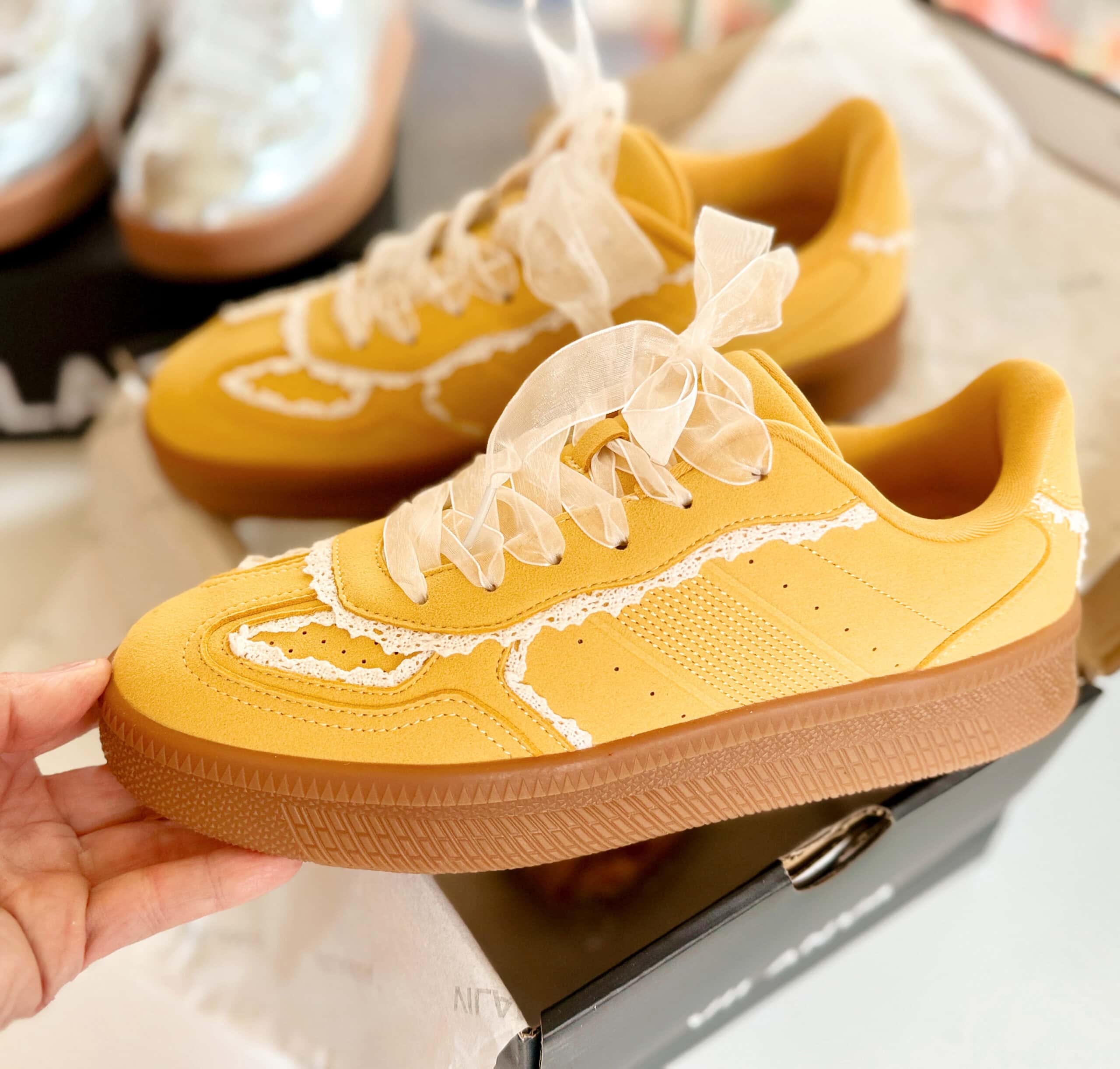 vilanva lace sneakers vilanva lace sneakers
