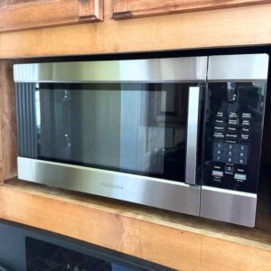 Insignia 2.2 cu.ft. Countertop Microwave (1)