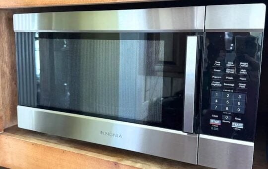 Insignia 2.2 cu.ft. Countertop Microwave (1)