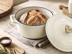 Overmont Enameled Cast Iron Dutch Oven 5.5QT Pot with Lid Cookbook & Cotton Potholders Heavy Duty Cookware for Braising, Stews, Roasting, Sourdough Baking White