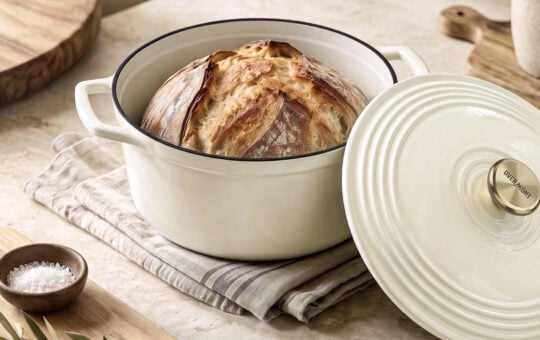 Overmont Enameled Cast Iron Dutch Oven 5.5QT Pot with Lid Cookbook & Cotton Potholders Heavy Duty Cookware for Braising, Stews, Roasting, Sourdough Baking White